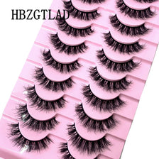 Plateau en plastique rose contenant plusieurs paires de faux cils de renard noirs.