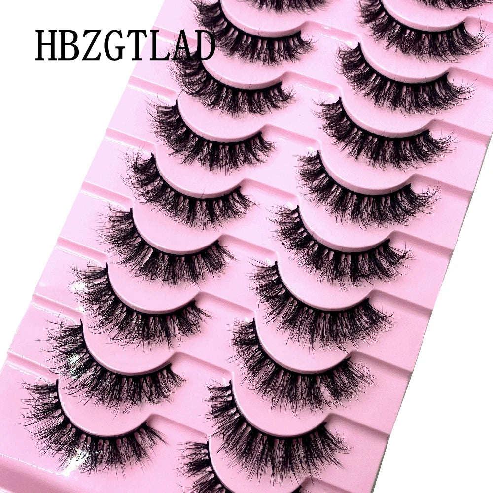 Plateau en plastique rose contenant plusieurs paires de faux cils de renard noirs.