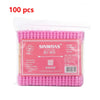 Un paquet de 100 cotons-tiges en bambou rose pour un nettoyage doux.