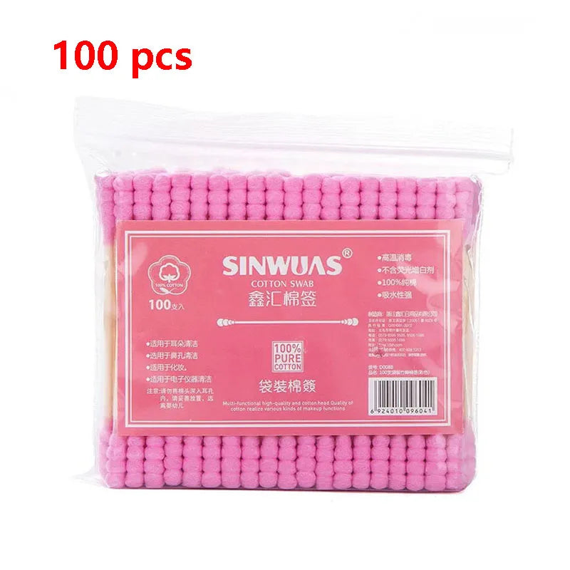 Un paquet de 100 cotons-tiges en bambou rose pour un nettoyage doux.