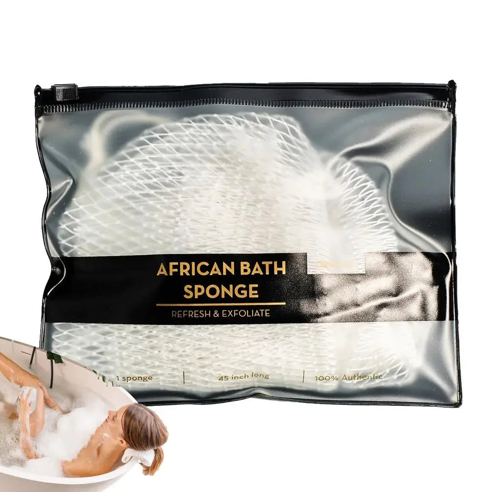 Un sac noir contenant une éponge de bain africaine, à côté d'une personne l'utilisant dans l'eau.