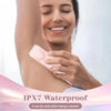Una mujer usa un removedor eléctrico rosa de vello corporal en su brazo mientras se ducha.