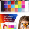 Palette de maquillage professionnel avec diverses couleurs vives et un mannequin portant un motif crâne coloré.
