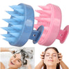 Brosse pour cuir chevelu en silicone bleu et rose utilisée sur les cheveux d'une femme.