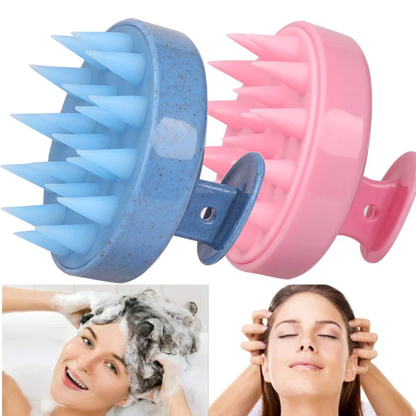 Brosse à cuir chevelu en silicone bleue et rose utilisée sur les cheveux d'une femme.