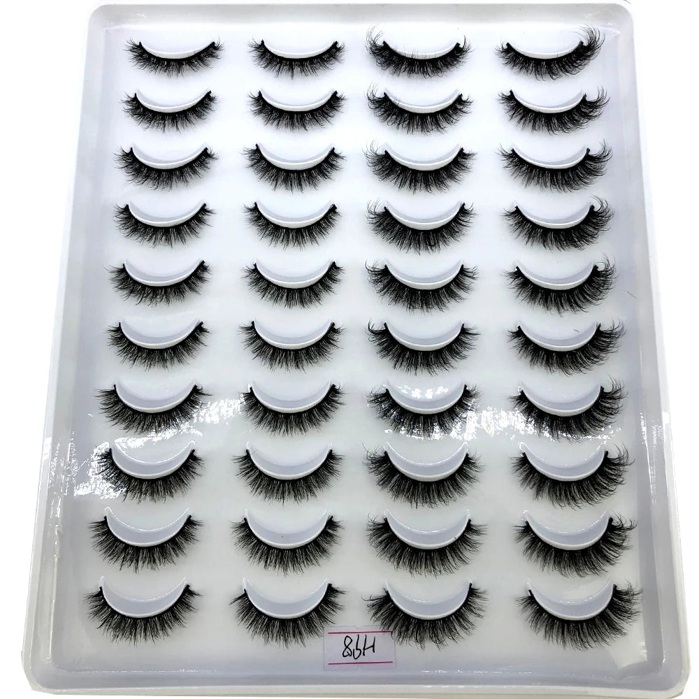 Plateau en plastique contenant un kit de faux cils de renard naturels pour maquillage.