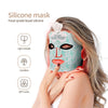 Una mujer usa una máscara de silicona para terapia facial con luces LED, demostrando sus características ligeras y sin cable.