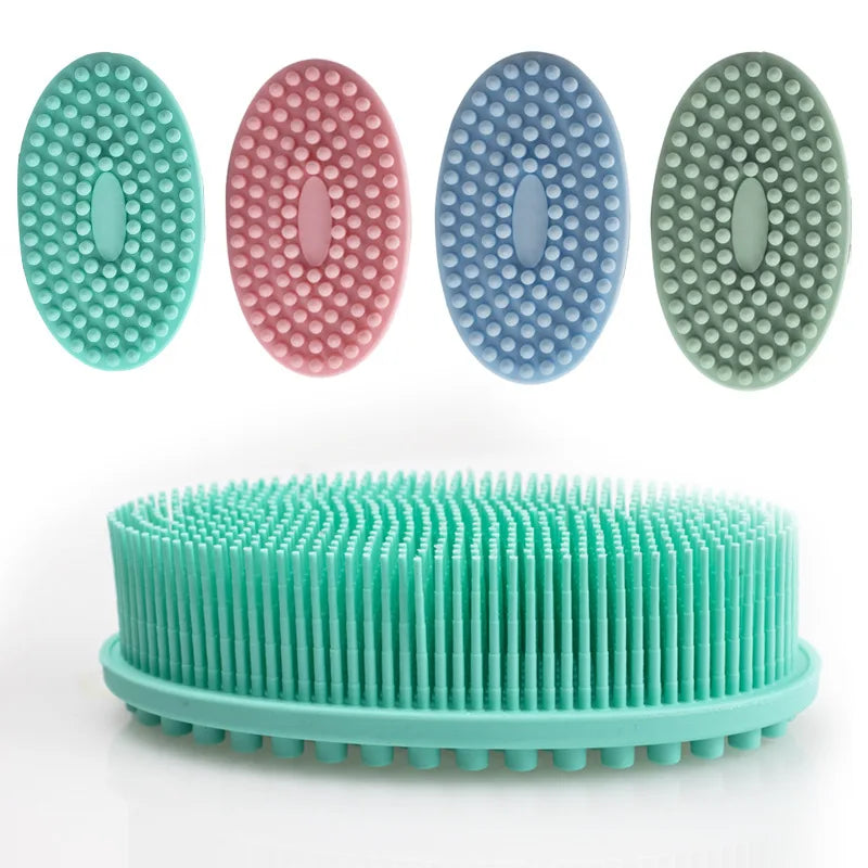 Quatre brosses à douche en silicone de différentes couleurs pastel et une brosse verte sur un support circulaire.