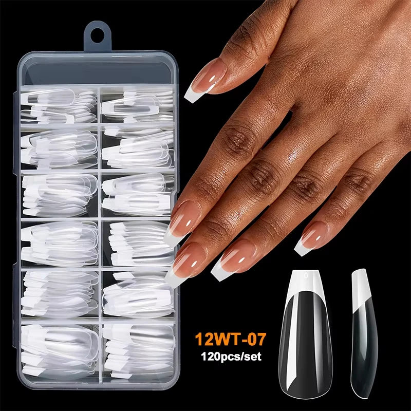 Une main tient un récipient en plastique transparent rempli d'extensions d'ongles en acrylique pour fausses ongles.