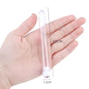 Un pinceau pour mascara de cils réutilisable et transparent, avec des mesures indiquant sa longueur.