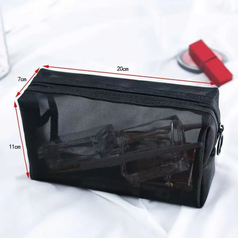 Sac de maquillage noir en maille avec fermeture éclair, mesurant 7x20 cm, à côté d'un accessoire rouge.