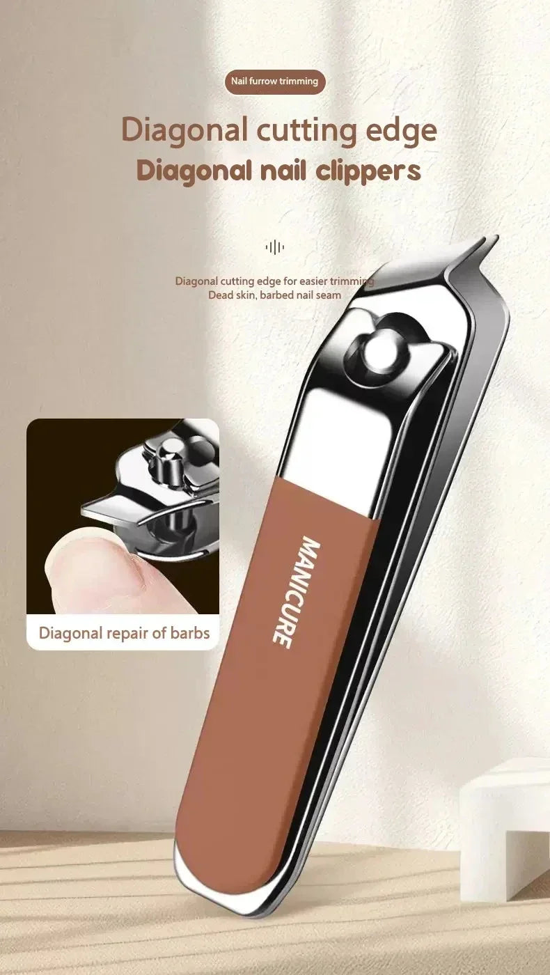 Gros plan d'une pince à ongles diagonale avec un manche marron, montrant sa conception pour tailler et réparer les ongles.
