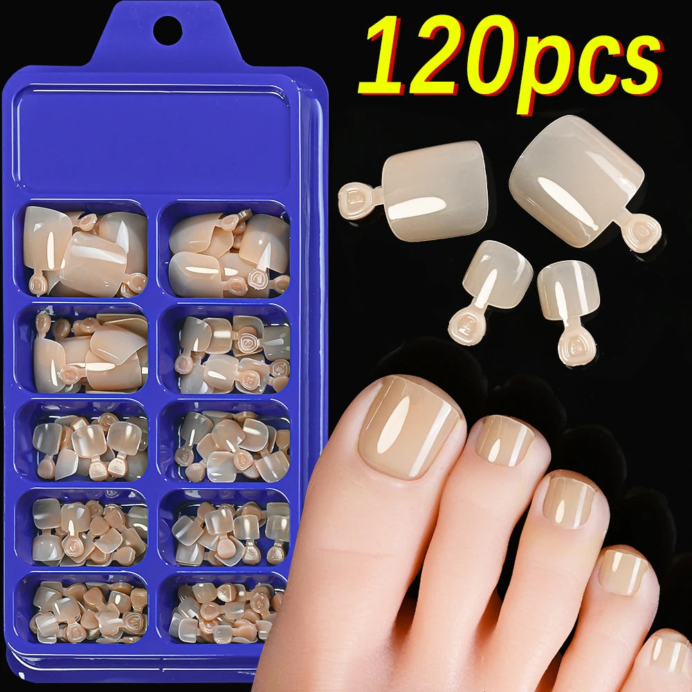 Una colección de 120 uñas postizas en varios tonos naturales y neutros mostradas junto a una mano.