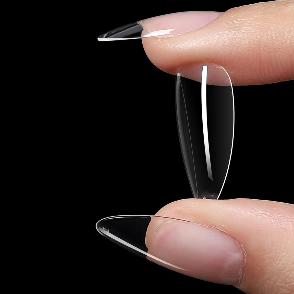 Une main tient une pointe de nail press-on transparente, montrant diverses formes et tailles de pointes en acrylique ou gel.