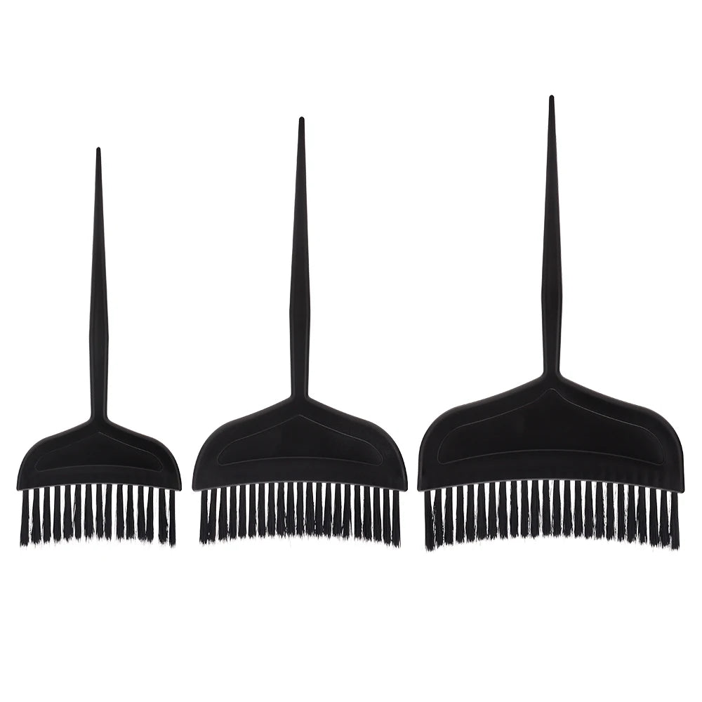 Un ensemble de pinceaux professionnels pour appliquer la teinture capillaire noire à poils souples.