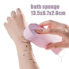 Eine Hand hält eine rosa Silikonschwämme zum Peeling und Massage.