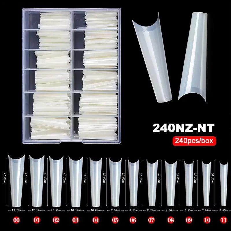 Un set de 11 tips à ongles en acrylique transparents de différentes longueurs et courbes, présentés dans une boîte en plastiq