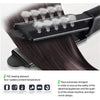 Plancha de cabello de cerámica negra aplicando calor al cabello oscuro.