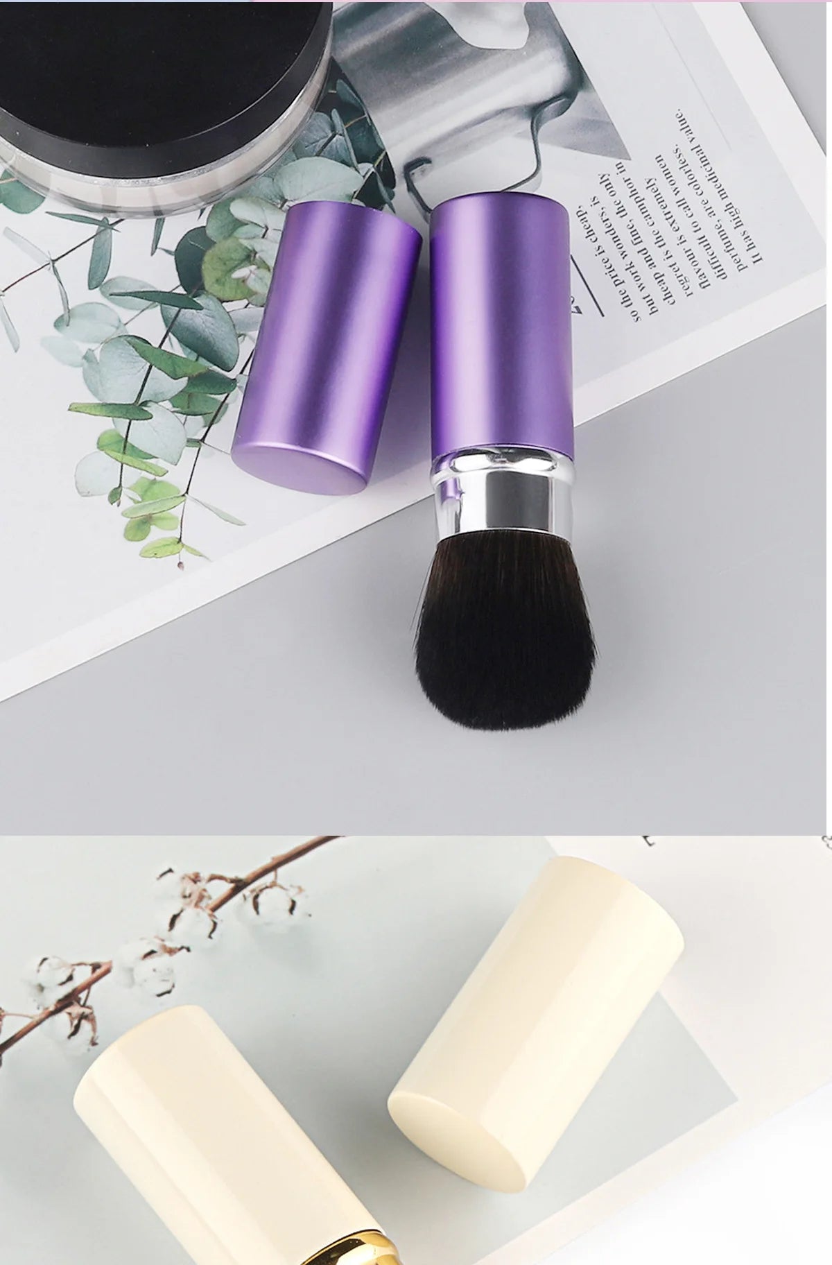 Un ensemble de pinceaux de maquillage rétractables violet et beige exposés sur une surface claire.