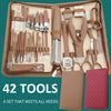 Un juego de 42 cortadores de uñas y herramientas de manicura en una fundas de cuero marrón.