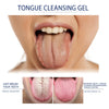 Primer plano de la lengua de una persona mostrando residuo después de usar un gel limpiador para la lengua.