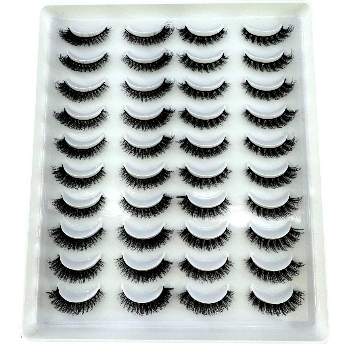 Plateau en plastique transparent contenant un kit de faux cils à mink naturels.