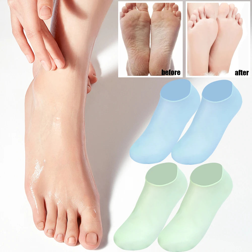 Ein Paar silikonhaltige, pflegende Fußsocken in hellblau und grün werden neben einem Fuß gezeigt, der mit einem ähnlichen Pro