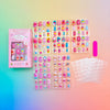 Colección de 120 uñas postizas prensables en varios colores y diseños, presentadas en empaques rosa y blanco.