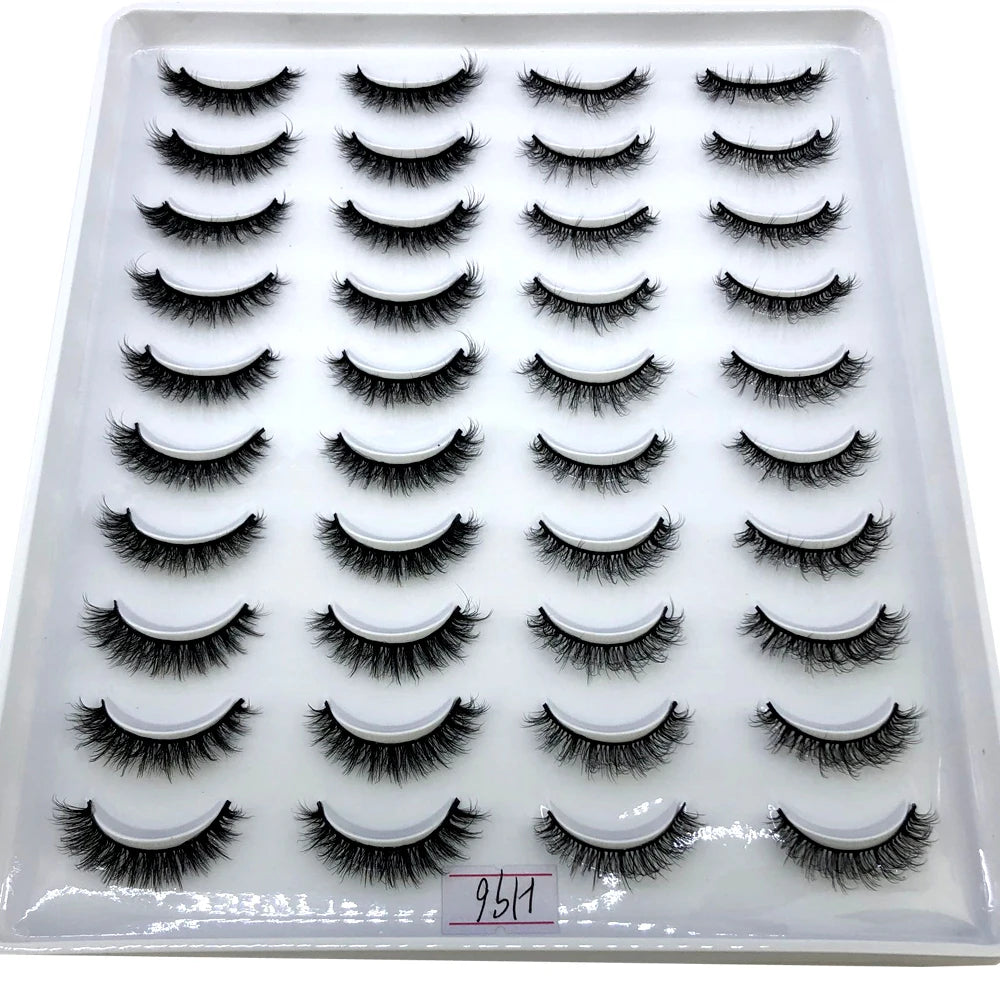 Un plateau de faux cils à bande de renard naturels pour usage cosmétique.