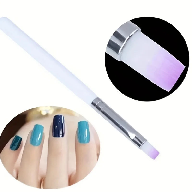 Un set de pinceaux de vernis professionnels avec un pinceau blanc et à pointe violette et plusieurs ongles peints.