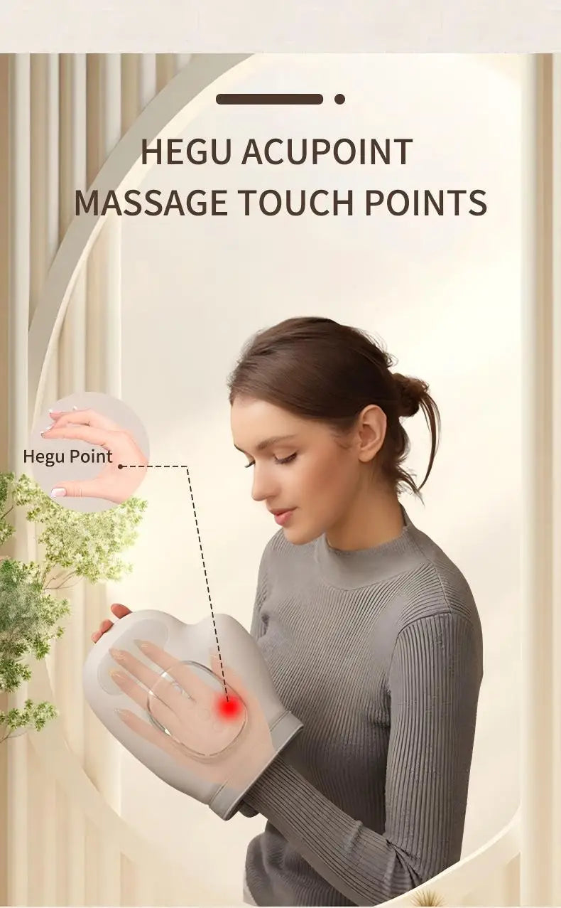 Eine Frau benutzt ein Gua Sha-Werkzeug auf ihrer Hand, um Hegu-Punkte für eine Massage zu finden.