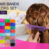 Un set de 24 élastiques colorés pour cheveux d'enfants, utilisés sur les cheveux bruns d'une enfant.