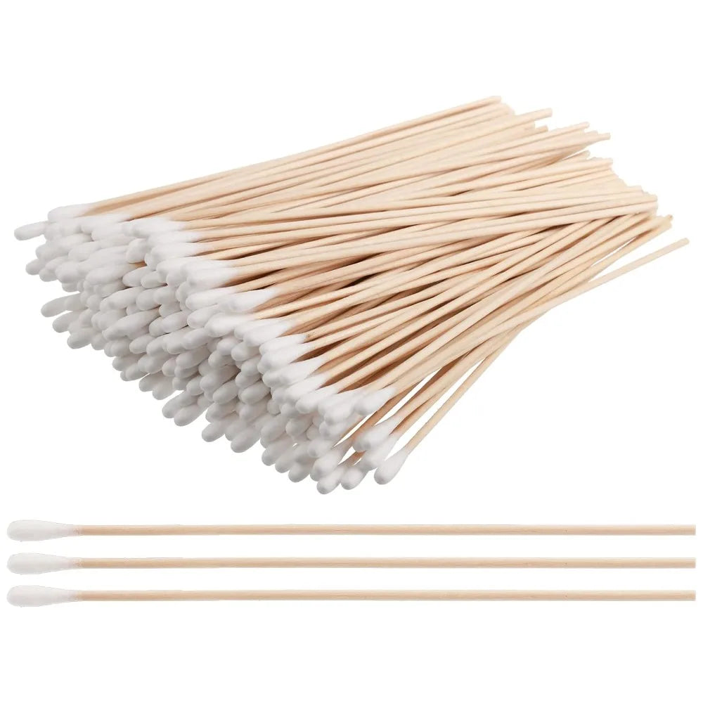 Un paquet de cotons-tiges réutilisables à manche en bois avec des troisiers en coton blanc.