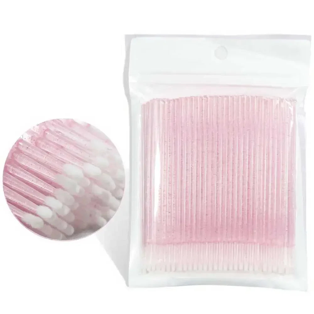 Un emballage en plastique transparent contenant des cotons-tiges roses de précision pour extensions de cils.