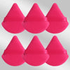 Un set de six puffs de maquillage triangulaires roses vifs avec des bandes en silicone rose.