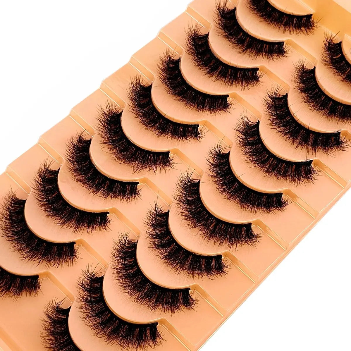 Un plateau de faux cils de renard fait main dans diverses nuances et styles.