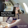 Une femme utilise un masque de sommeil en coton confortable dans deux contextes : à l'avion et pendant une sieste au bureau.
