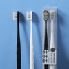 Un set de deux brosses à dents antibactériennes blanches et noires.