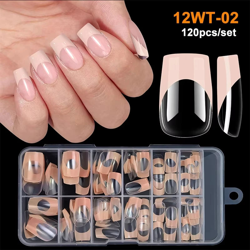 Une main montre des pointes de ongles en acrylique fausses dans diverses nuances nude et rose, emballées dans un récipient en