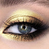 Primer plano de un ojo con sombra de ojos metálica dorada y brillante.