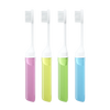 Un set de quatre mini brosses à dents pliables de voyage dans les couleurs rose, vert lime, vert clair et bleu.
