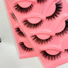Un plateau en plastique rose contenant cinq paires de faux cils noirs dramatiques.