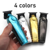 Vier Farben eines professionellen kabellosen Haartrimmers mit LED-Anzeige, gehalten von einer Hand.