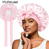 Bonnet de nuit en satin à carreaux roses avec un nœud, porté sur la tête d'un mannequin