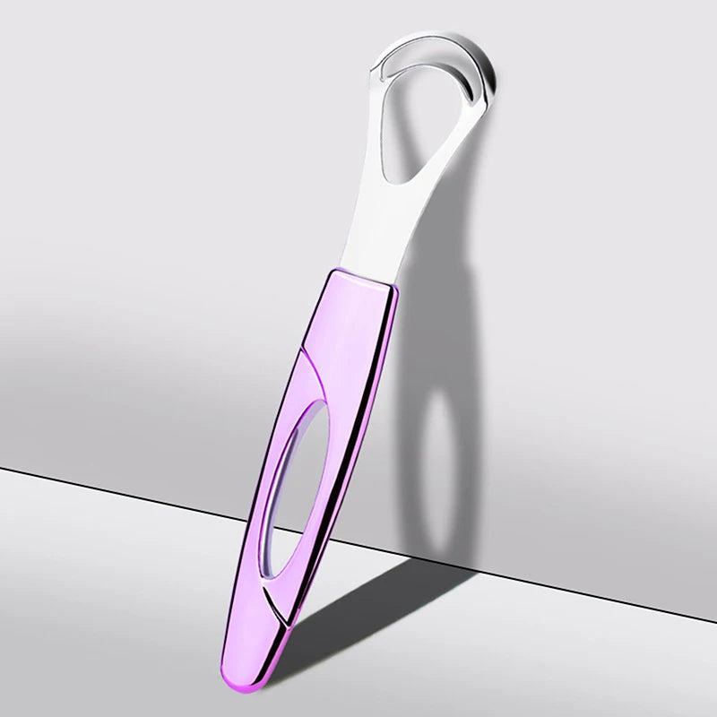 Raspador de lengua de acero inoxidable rosa con mango curvo, mostrado contra un fondo gris claro.