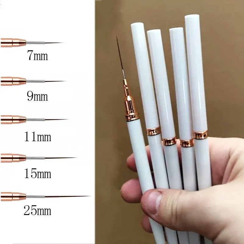 Une main tient un set de pinceaux pour liner de nail art de précision, avec différentes tailles allant de 7mm à 25mm.