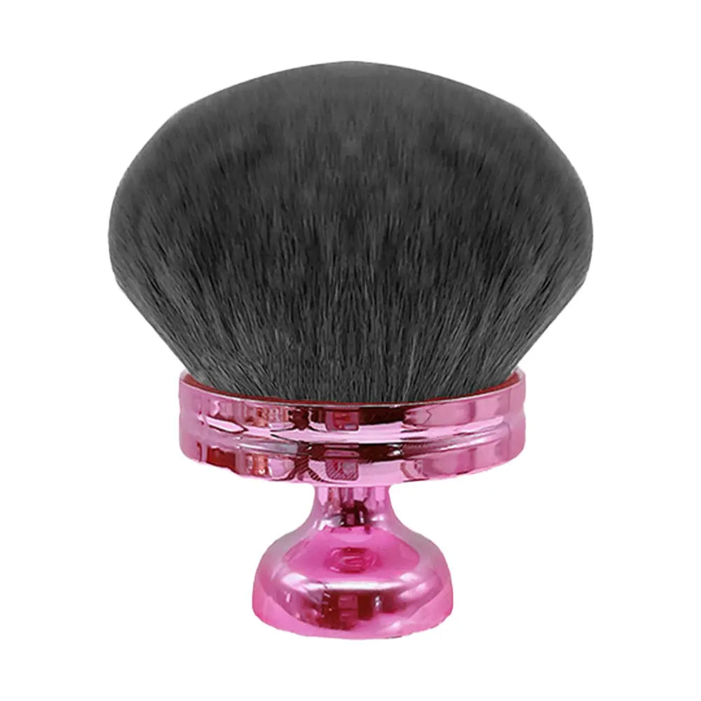 Un gros pinceau de maquillage rond noir avec une base en verre rose.