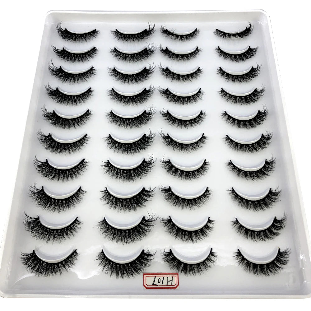 Plateau en plastique contenant un kit de faux cils mink naturels pour application.
