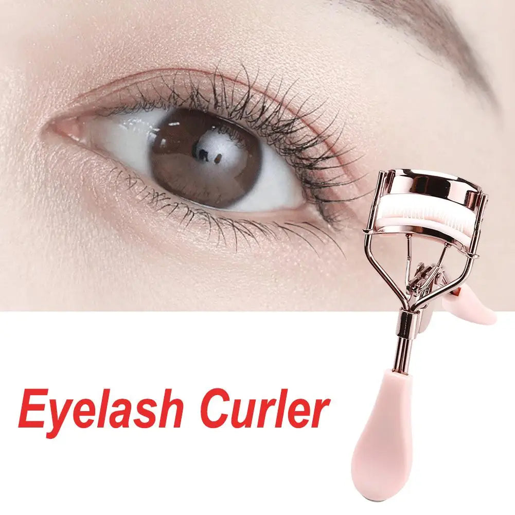 Un recourbe-cils rose avec une brosse à côté d'un œil pour recourber les cils.