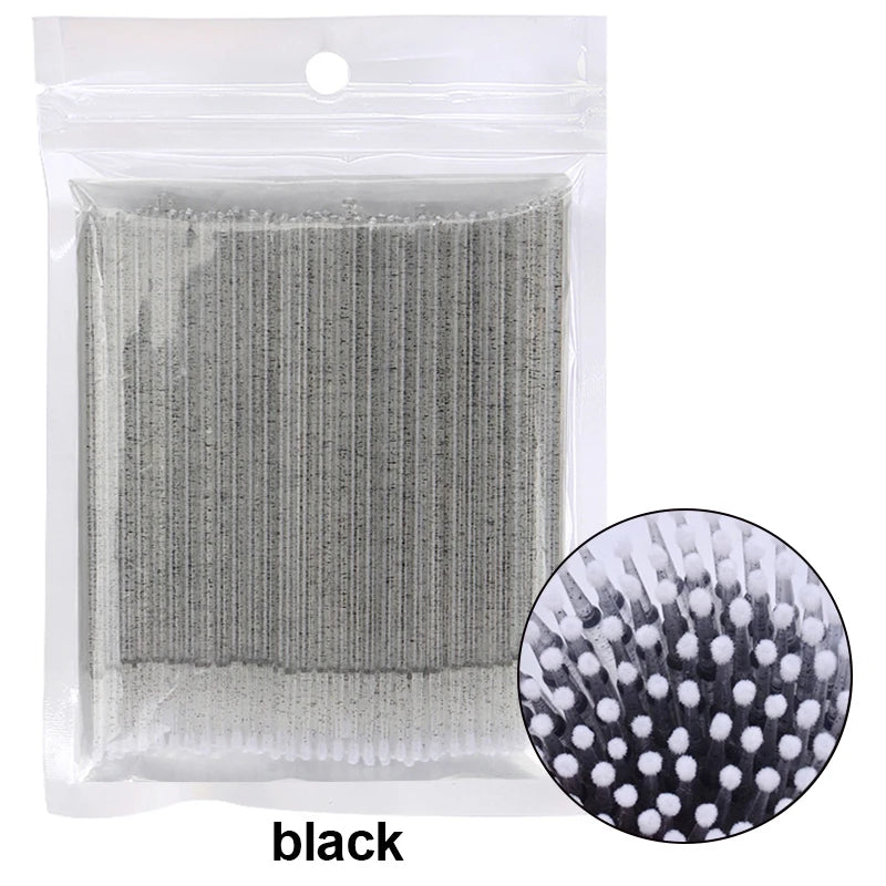 Un paquet de pinceaux pour nettoyer et étendre les cils noirs de précision, avec une vue agrandie des poils.